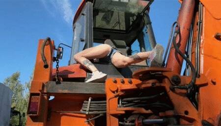 She stuck in an EXCAVATOR wmv