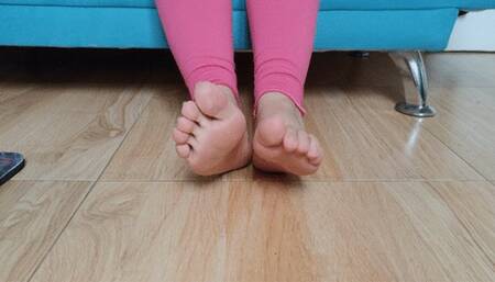 Dolce Amaran teaching you how to worship her wonderful feet - FOR MOBILE DEVICE USERS - BBW - LEGS - FOOT WORSHIP - FEET WORSHIP - NATURAL NAILS - BIG FEET - TEASING -CURVE WOMAN - FAT WOMAN- NAILS FETISH- SPANDEX - BAREFOOT - SOLES - WRINKLED SOLES - T