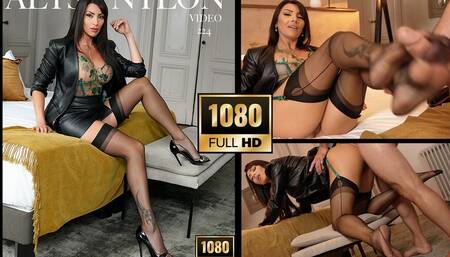 224ALYSA S OFFRE EN CUIR BAS NYLON FOOTJOB ET JOUISSANCE ANAL FULL HD