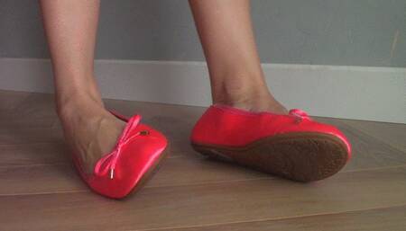 Closeup Coral Flat Shoeplay