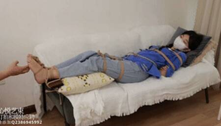 xy192-barefoot girl tied with ropes playing with feet on the sofa