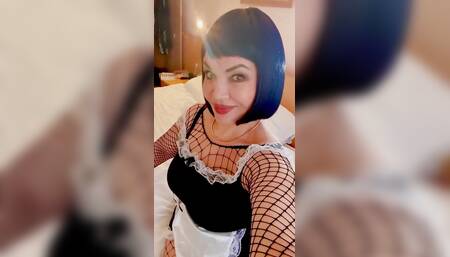 A Maid with a Big and Juicy Ass Fucked Herself While Cleaning