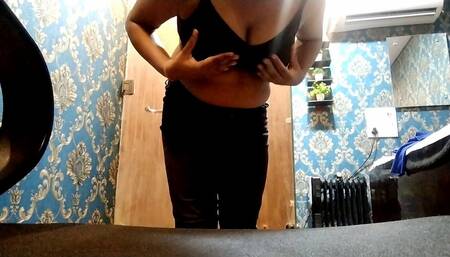 Interesting Dance Moves by Indian MILF