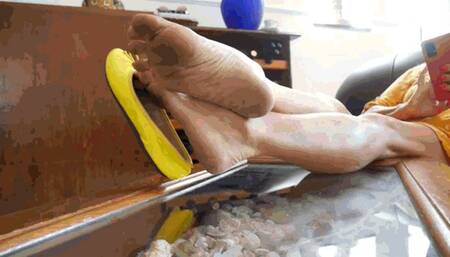 In a chair with dirty feet MP4 (1920x1080) FHD