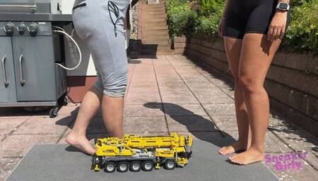 Sneaker-Girl Akira & Mia Moon - Heavy Big Toy Car Crush