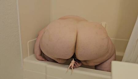 BBW Giantess Fucks Tiny BFF on Side of Tub