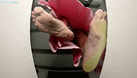 Moody Milf barefoot LONG SOLES crushing again! - MOV
