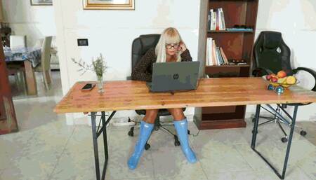 Wetting myself for fun MP4 (1920x1080) FHD