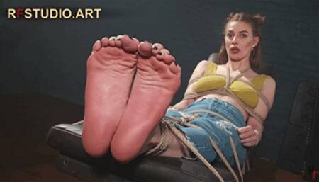 Brittany Strapped to the Bench Barefoot Part 1 – Intense Bastinado for Her Big Feet (FULL HD MP4)