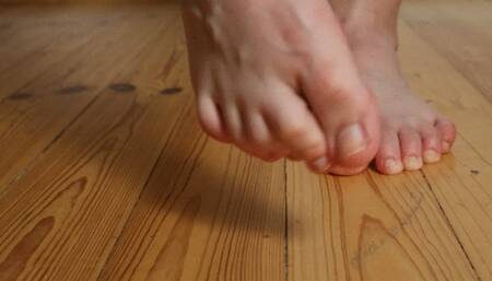 Showing my toenails (1080p-FullHD)