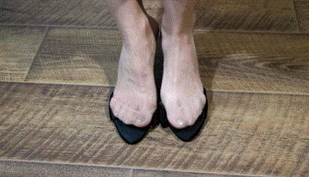 Dipping in black sabots shoes, crushed shoe