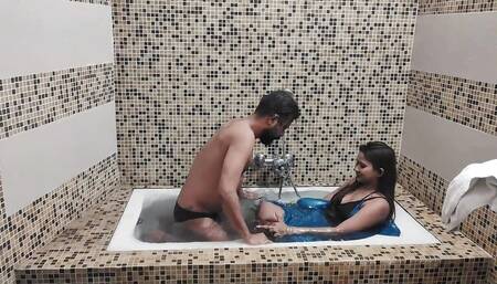 A Desi Couple Went to Honeymoon and Fucked in Buthtub