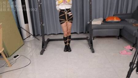 xy200-A Chinese girl wearing black stockings is tied up with ropes and stands with her neck fixed and her whole body tickled to stimulate her chest