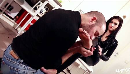 LADRA DAGLI OCCHI DI GHIACCIO DOMINA COI PIEDI - smartphone version