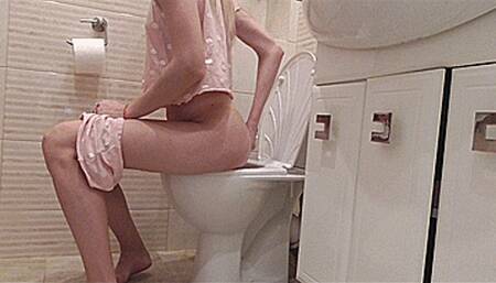 Blondie in pajamas runs to the toilet! MP4