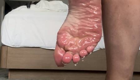 First time making my ass clap! Oiled up!