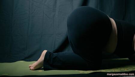 Margaux's Morning Voyeur: A CFNM Assjob in Yoga Pants
