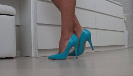 Dipping and showing off beautiful legs and blue shoes b