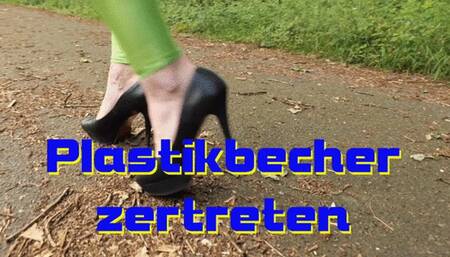 Plastic cup crushed - Plastikbecher zertreten