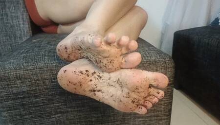 Wrinkled and very dirty soles on Tami's feet (4)