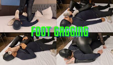 Goddess Isabela makes her slave smell and swallow her smelly feet