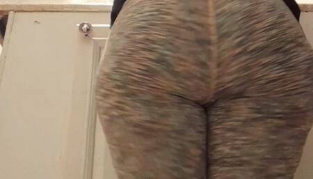 Hot Midget Shows off big Booty then fucks herself