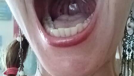 Lania abre su preciosa boca a cámara lenta