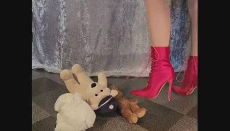 Crushing the cuddly toys - Kuscheltiere zertreten und zerquetschen