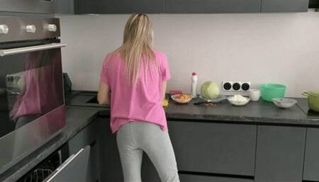 Pee in your pants and panties MP4 FULL HD 1080p