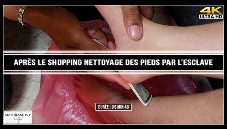 Après le shopping nettoyage des pieds par l'esclave 4K