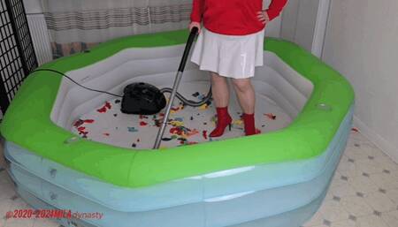 Mila Lifeguard in the pool - Vacuuming