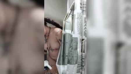 Inkeddevilxxx Takes a Shower