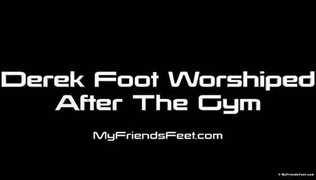 Derek's Meaty Feet Worshiped After the Gym