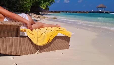 Blondy on Beach Show Her Ass