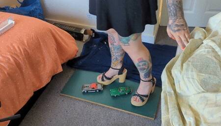 Giantess Jayne crushes a Mercedes and corvette in chunky heels toy car crush extra high view
