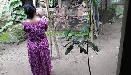 I See My Aunty Cleaning the Yard, I Hugged Her and Started Fucking