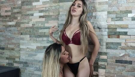 Anny getting belly pleasure (Small)