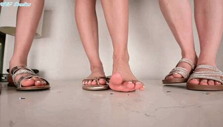 Latina Mamis bring a third! Sandals and feet crush! - MOV