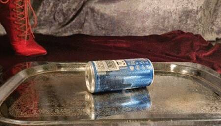 I crush the can and plastic bottle - Ich zertrete Dose und Plastikflasche