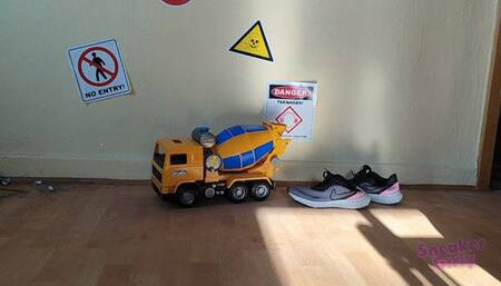 Sneaker-Girl Darleen - Stresstest with Concrete Mixer