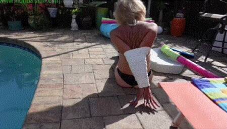 Hot horny blonde MILF get her first water bound orgasms (MP4 HD 6000kbps)