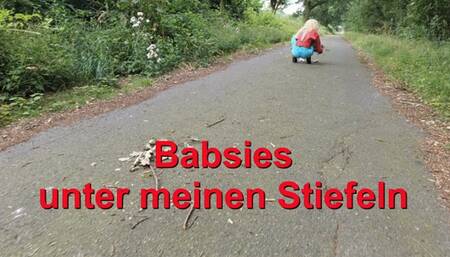 Babsie dolls under my boots - Babsie-Püppchen unter meinen Stiefeln