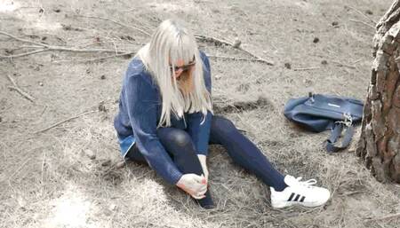 Get stuck leg in the forest MP4 (1920x1080) FHD