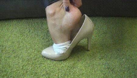 Too small shoes make hard pain for my feet and heels lc