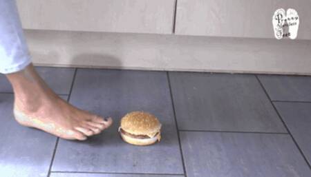 Burgers under pretty naked Feet