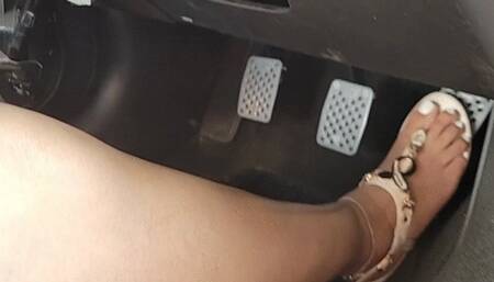 Flooring & Smoking Tires In White & Gold Sandals