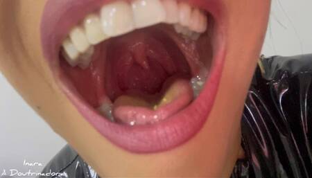 MInha uvula gigante suja com doces de bruxa