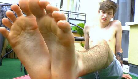 Hot barefoot guy Safron