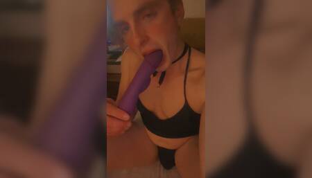 Femboy Trainiert Mit Dildo