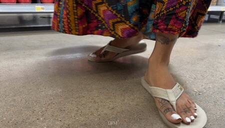 “Wifey z shopping feet”